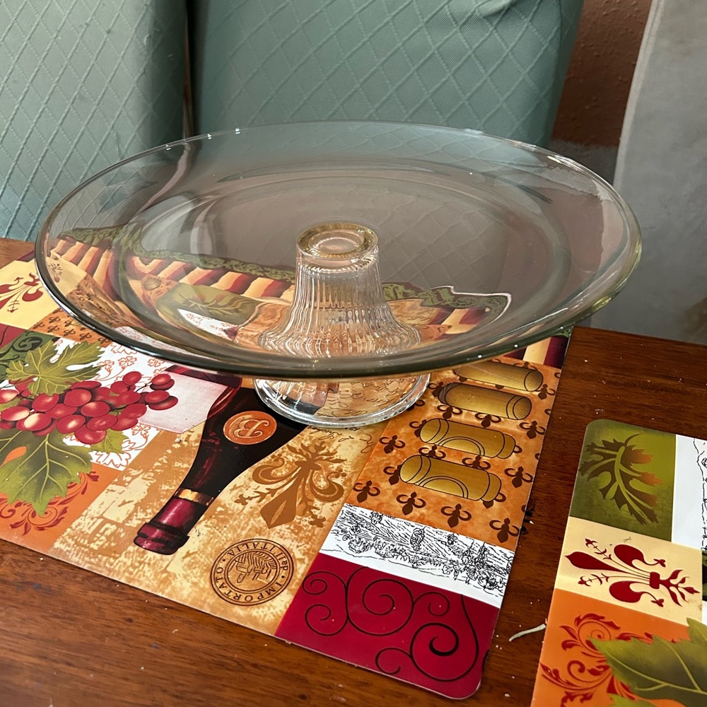 Glass cake stand